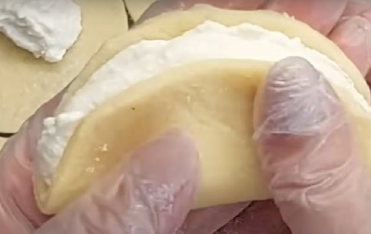 Ніжне пісочне печиво з сиром, як з дитинства: рецепт смакоти до чаю